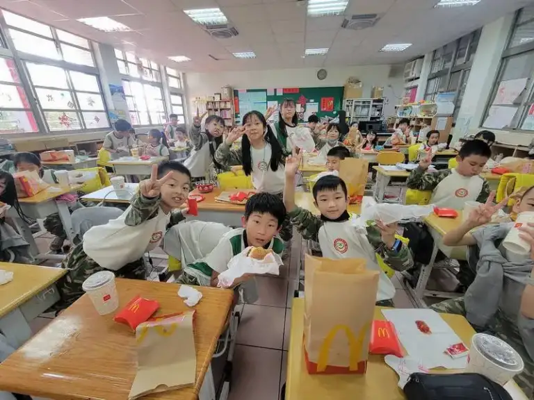 壯圍鄉兒童歡樂慶祝．鄉長沈清山贈禮祝福