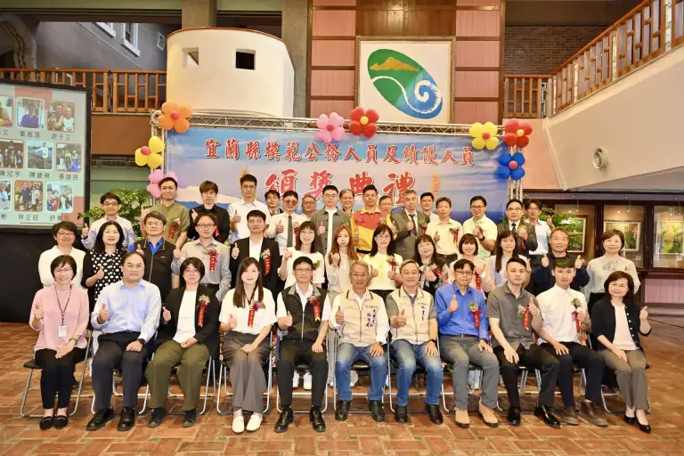 群星閃耀志不渝．為民耕耘最可敬～英才齊聚一堂．縣府表揚