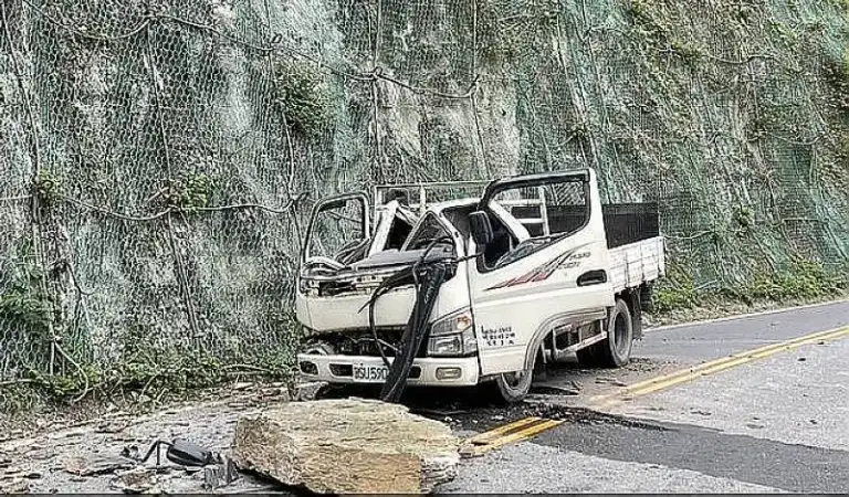 山路驚險．落石奪1命～豪雨地震頻來．行車更需小心