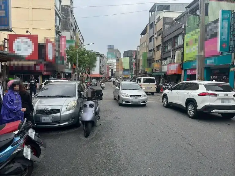 小心．小心～車門開啟未留意．後方機車撞上去