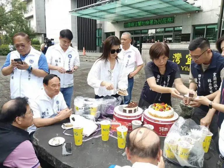 司法公正何在？藍營地檢前怒吼～主委遭約談．庭前開「生日叭」【影音直播】