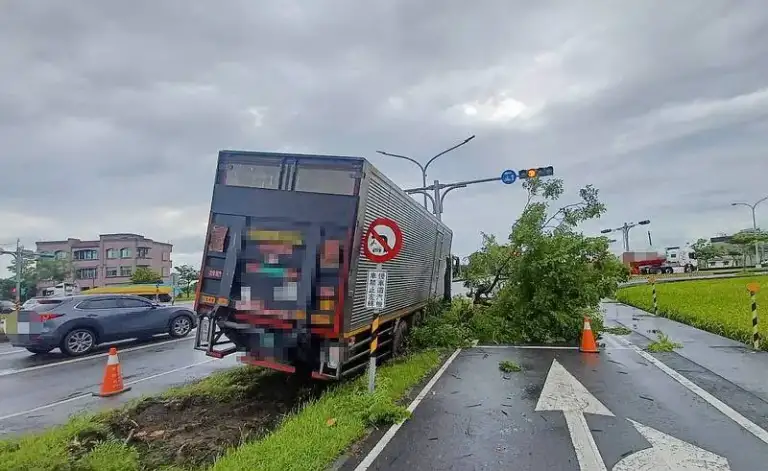 酒駕自撞路樹號誌．宜警提醒守法駕駛