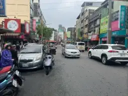 小心．小心～車門開啟未留意．後方機車撞上去