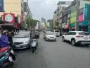小心．小心～車門開啟未留意．後方機車撞上去