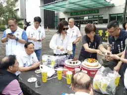 司法公正何在？藍營地檢前怒吼～主委遭約談．庭前開「生日叭」【影音直播】