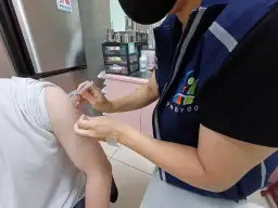 端午假期不鬆懈．口罩戴好病不找．疫情升溫快接種