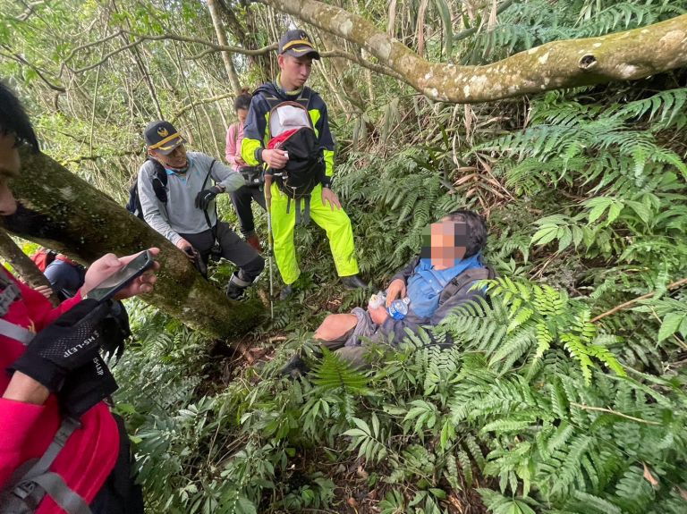 山友獨登東阿玉山迷途 消防員漏夜救援