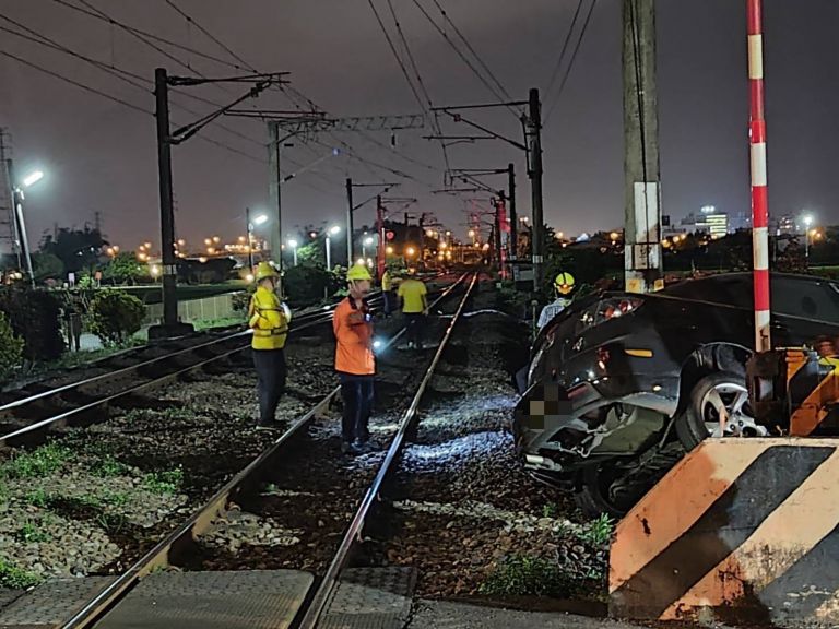 女司機自撞平交道護欄 車卡邊坡 西線列車無法通行近三小時