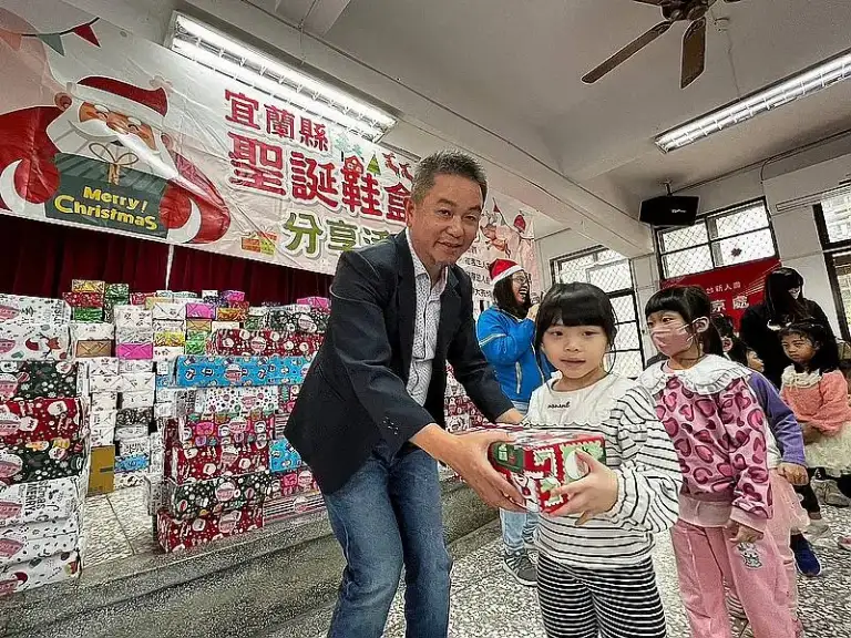 宜蘭愛加倍與金花教育基金會～「聖誕鞋盒．幸福傳愛」到七所學校【影音直播】