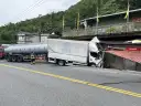 搭載生化學品槽罐車自撞民宅 三人受傷
