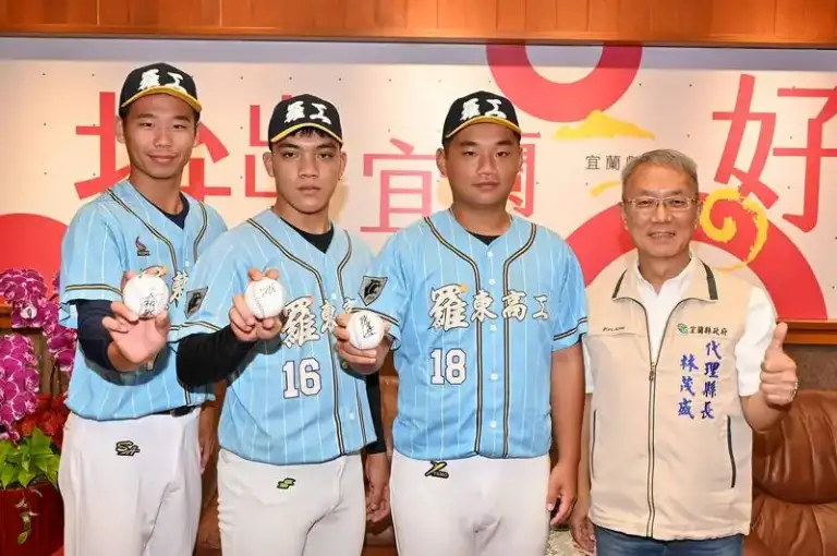 羅工三傑閃職棒．簽名球傳林茂盛縣長【影音直播】