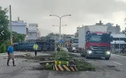 頭城聯結車翻覆～開車累了別逞強．警籲休息保平安【影音新聞】