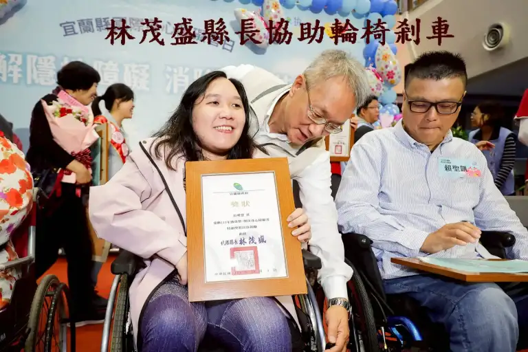 一推一剎車，是關懷的姿態～林茂盛頒「勁勇獎」暖心推輪椅【影音直播】