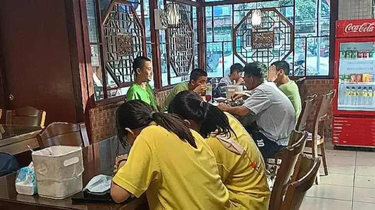 學霸來呷！～鼓勵學生拚成績．羅東「日來家」滷肉飯香傳校園