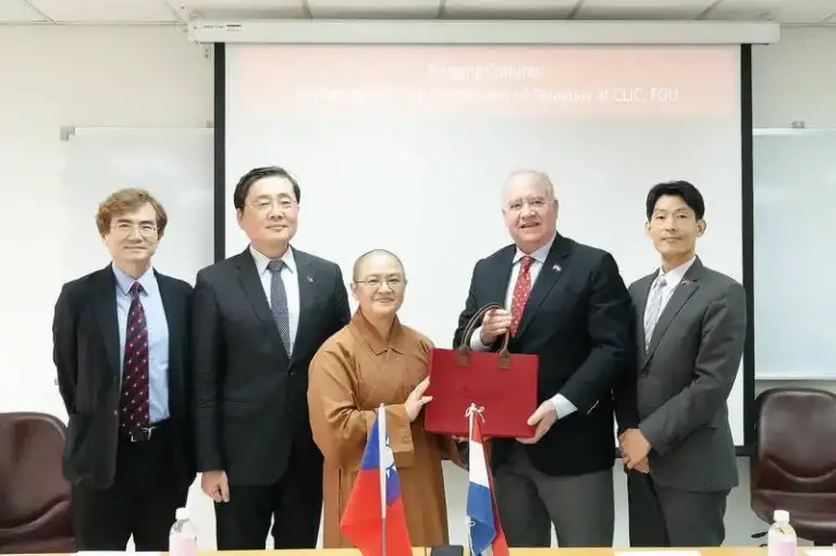 巴拉圭大使訪佛光大學．鼓勵42名華語生成為台巴橋梁