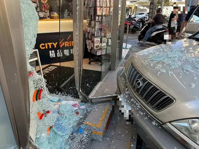 清晨礁溪意外．小客車誤踩油門撞超商