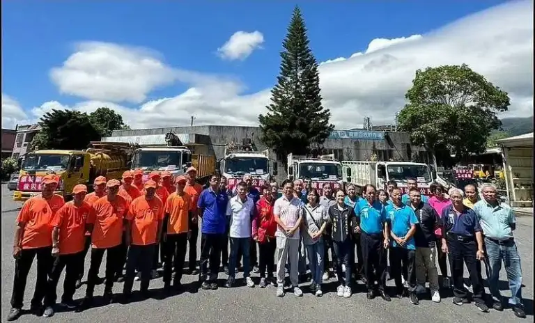 頭城出動抓斗車山貓～協助花蓮光復鄉復建