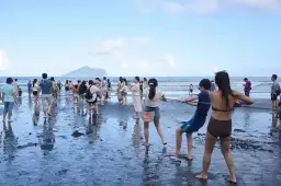 外澳沙灘夏夜長～樂音隨浪起．火舞映天際