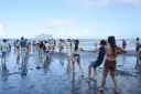 外澳沙灘夏夜長～樂音隨浪起．火舞映天際