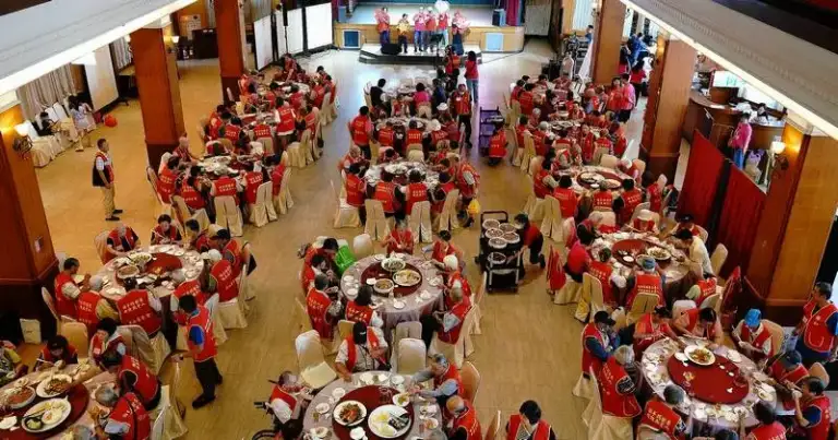 中秋亮起來．愛心照四方～華山公益餐會點亮孤老心田