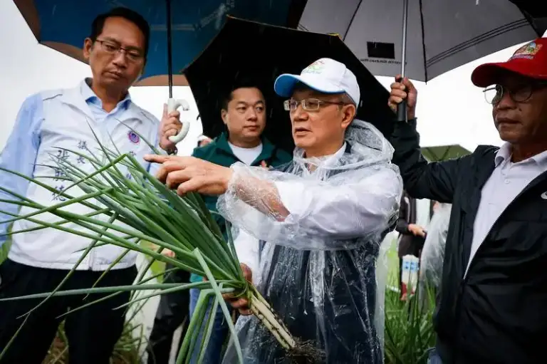 鳳凰颱風襲宜蘭．林茂盛赴三星蔥田關心農損．風雨交加警戒升級