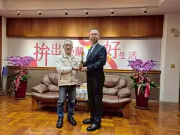 亞洲義大利門板獲海外磐石獎～林茂盛代表縣府祝賀