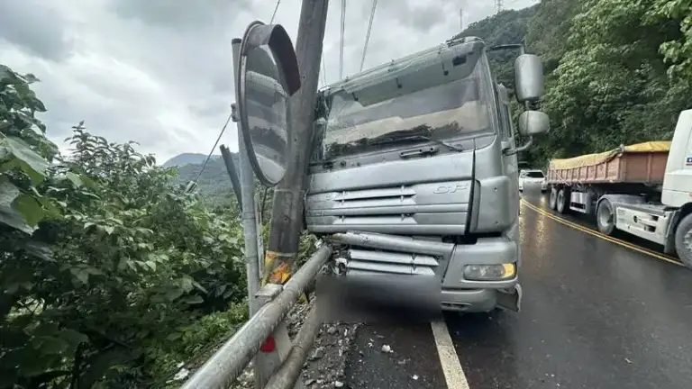 山路行車撞電桿．險些翻落半山崖