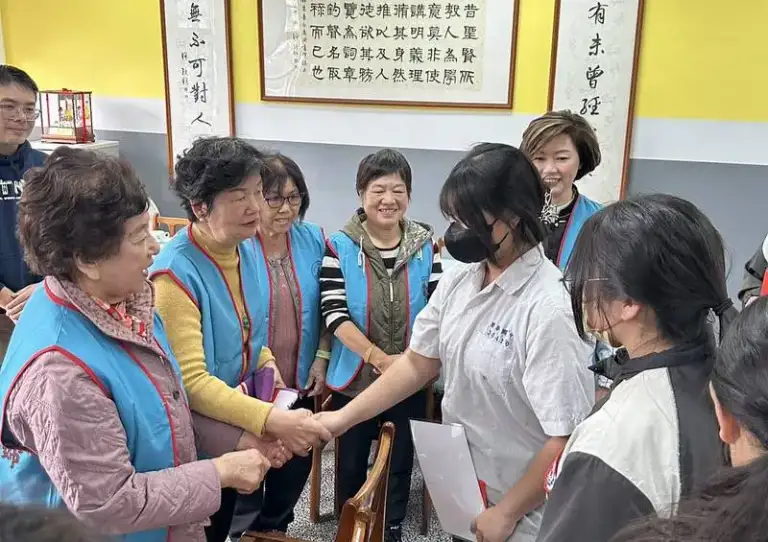 羅東鎮婦女會寒冬送暖～走入校園頒發獎助學金【有影音】