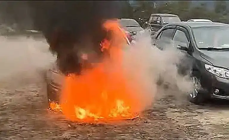 三星鄉五分路汽車火警～火起一瞬間．撲滅保平安【影音新聞】