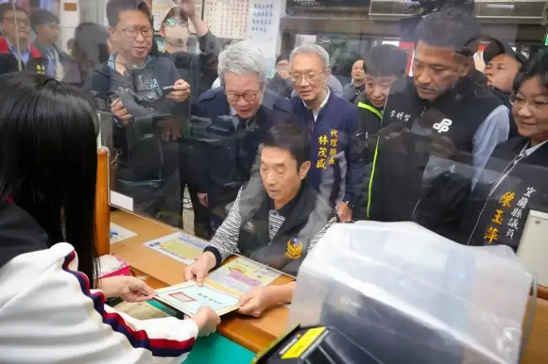 大南澳台拓地公地放領啟新章．首波承領人領取權狀