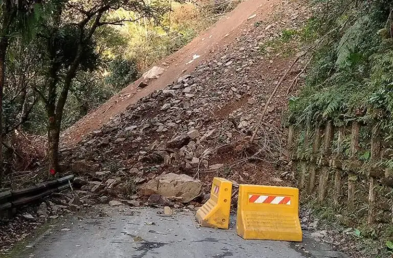 土石崩塌道路中斷～福山植物園緊急休園兩日