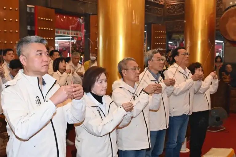 林姿妙拜天公求國泰民安，林茂盛拚縣政盼風調雨順