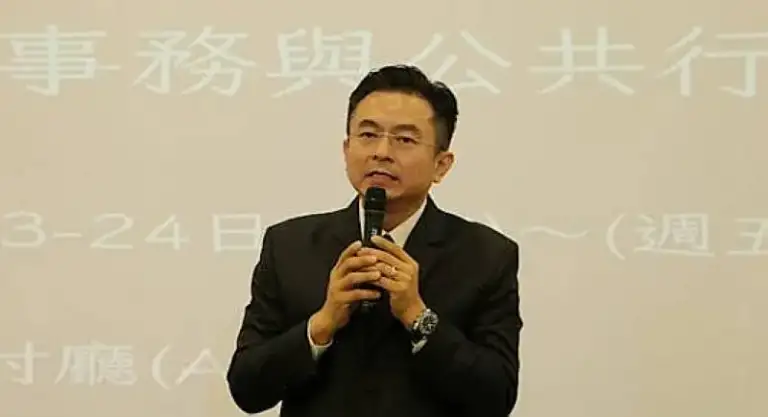 黃毓恆～舉家出國臉書關．去年換車今離境～掀討論