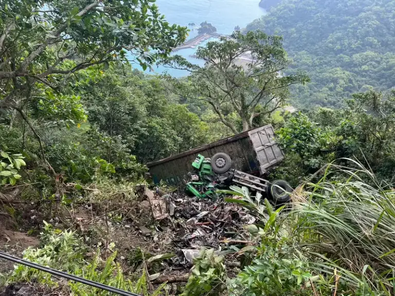 台9線東澳段大貨車翻覆邊坡～深度達10米1人受困警消緊急救援中