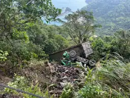 台9線東澳段大貨車翻覆邊坡～深度達10米1人受困警消緊急救援中