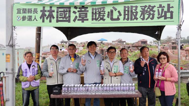 清明掃墓不辛勞，林國漳設14處暖心服務站供水送面紙