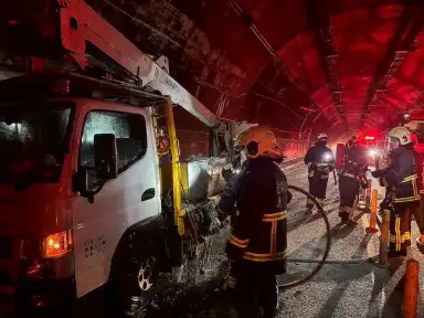 新澳隧道台電工程車起火濃煙瀰漫～消防迅速撲滅無人傷亡