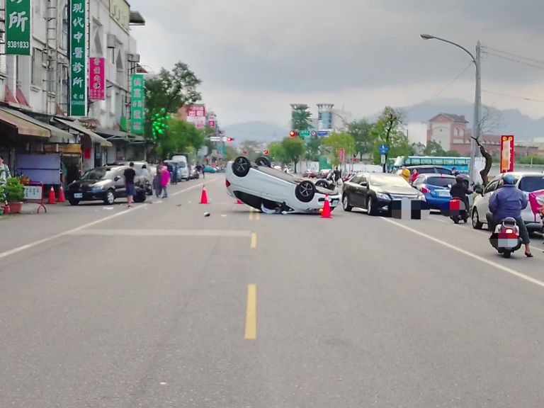 停車屁股朝外？分神未注意路況？ 男子衝撞路邊停車翻覆