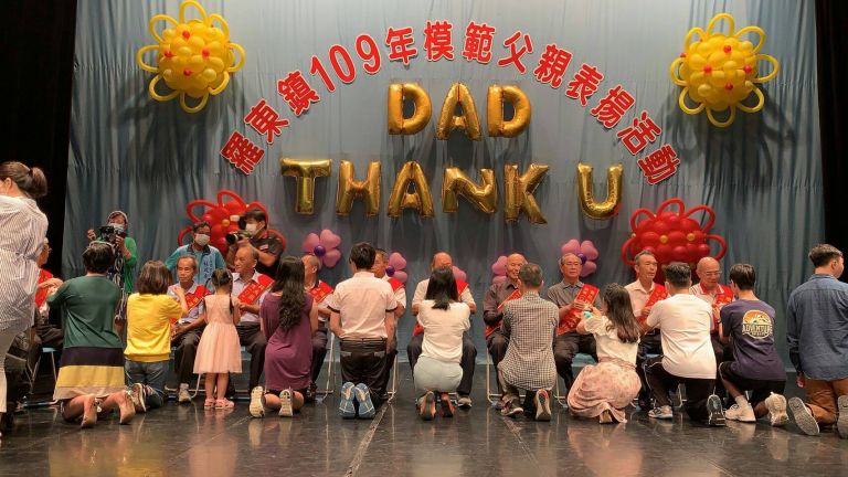 子女跪地奉茶敬父養育恩 羅東模範父親表揚溫馨感人【影音新聞】