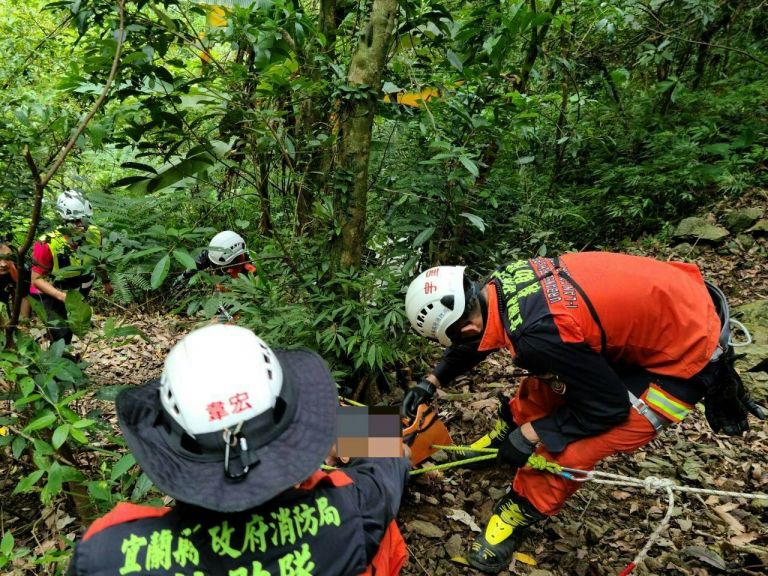 台電人員山區施工摔傷 消防救護隊馳往救援【影音新聞】