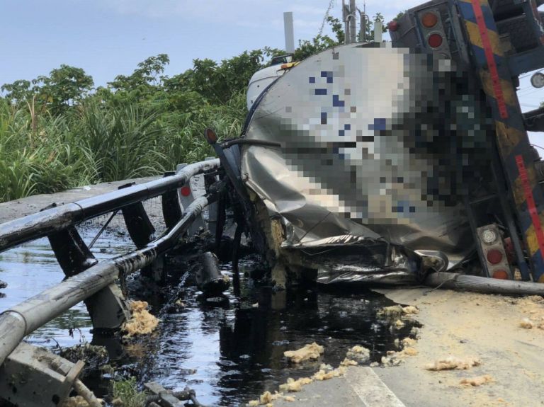 蘇花公路曳引車自撞翻覆 整車柏油灑滿地阻塞交通近四小時【影音新聞】