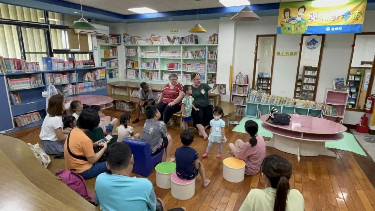 帶孩子遨翔童話的天空  南非奶奶員山鄉立圖書館說故事