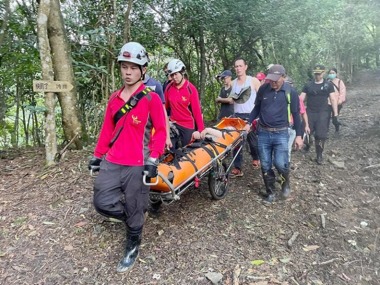 宜蘭消防救災超省力～翔谷基金會捐贈鈦合金擔架