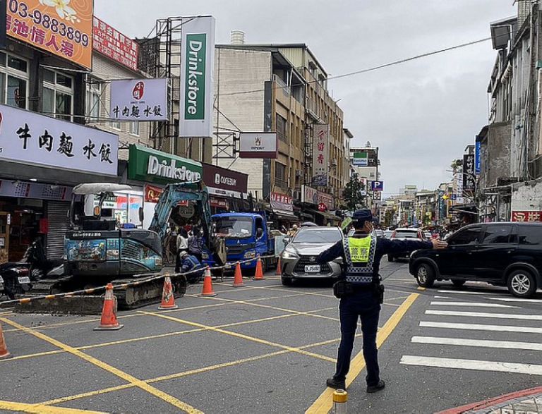 礁溪水管破裂急搶修．回娘家車流量大．警方疏導交通