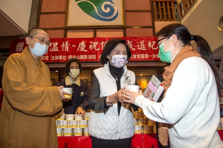 佛光山分送臘八粥～星雲大師墨寶「處世無畏．和平共存」