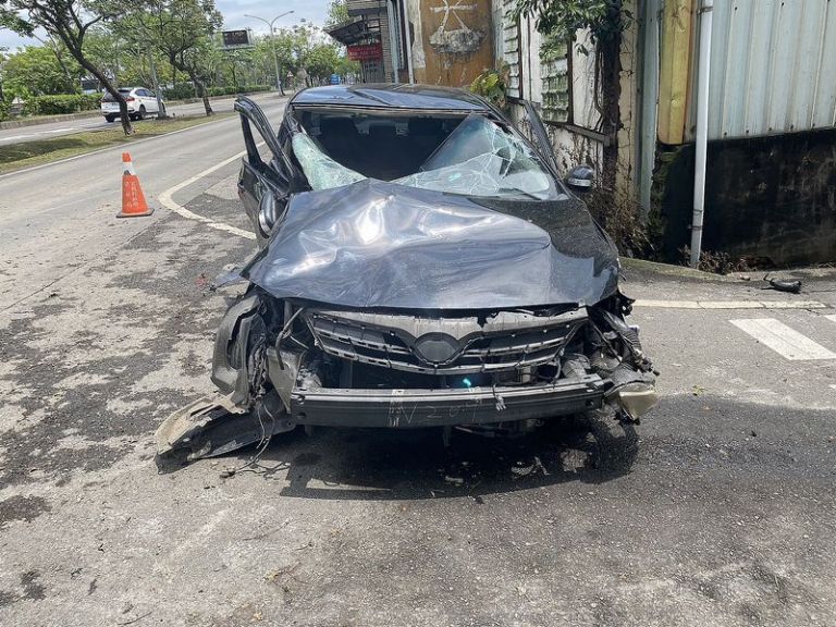 修剪行道樹被車撞至快車道～又遭後車撞擊