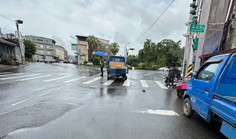 走路迎向來車較安全？一行人照樣被撞飛！【影音新聞】