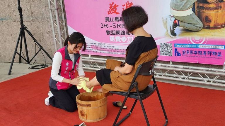 新任議員黃雯如今天在員山示範～「甲父母洗腳」【影音直播】
