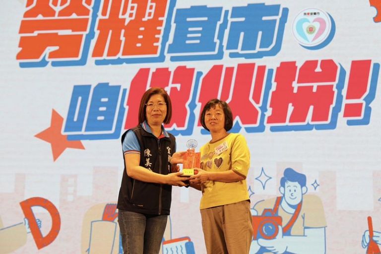 宜市表揚模範勞工餐廳舉辦．吹冷氣．聽歌唱．看表揚【影音直播】