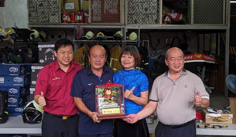 周志文周淑真兩姊弟～熱心捐贈救災器材